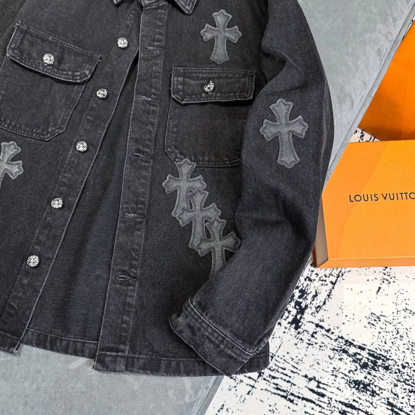 P260 CH Chromehearts 23ss denim cross patchwork leather black and white denim jacket. A super versatile denim jacket that is breathable, comfortable and elegant! The entire garment is made of super heavy-duty workmanship and is made of denim denim fabric imported from Japan. After the finished product is washed, the loss rate is extremely high! The whole body is made with old craftsmanship and the upper body is stylish! The body has multiple crosses and leather logos sewn on it! Because of the old craftsmanship, everything from gold five to three marks has been re-made with new molds, 100% restored to the original craftsmanship! All the leather characters are laser-aligned. The leather difference is definitely not the same as that of the super-fiber leather on the market. This year’s new sheep leather is used. The finished embroidery guarantees the quality of the entire product❗ It took nearly two months of back-and-forth production to get a satisfactory effect. The various cutting designs really took a lot of effort to achieve a satisfactory experience! The same style for men and women, great for couples!   Color: black with white label Size: S M L